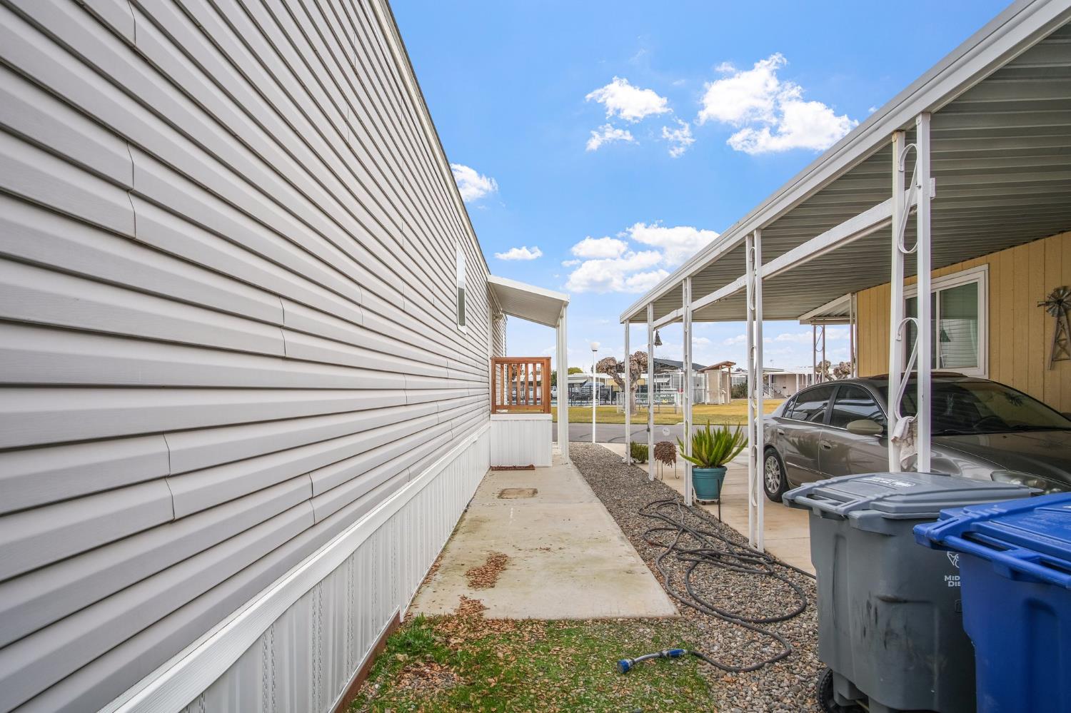 1400 Meredith Avenue, Unit 81 Gustine, CA 95322 - Photo 27 of 29 a view of a balcony with chairs