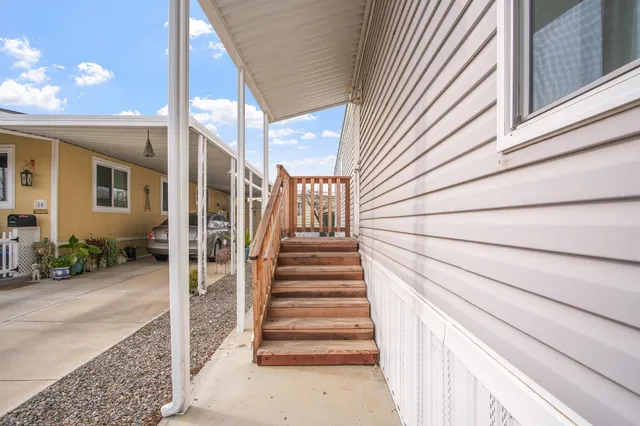 a view of entryway front of house