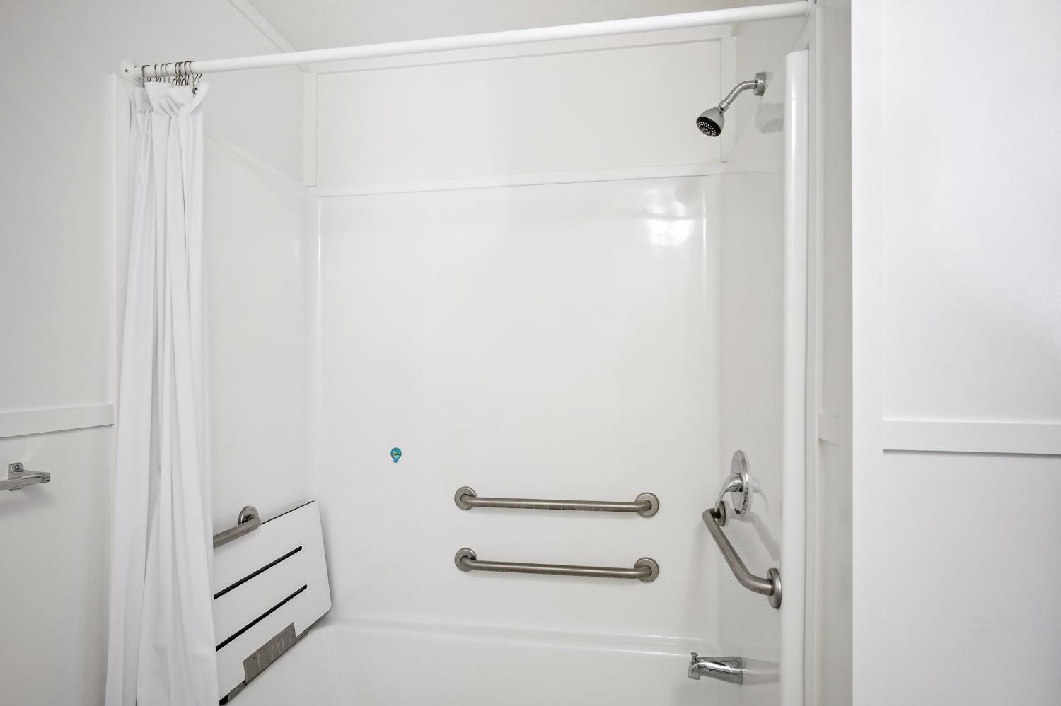 1400 Meredith Avenue, Unit 81 Gustine, CA 95322 - Photo 7 of 29 a bathroom with a shower