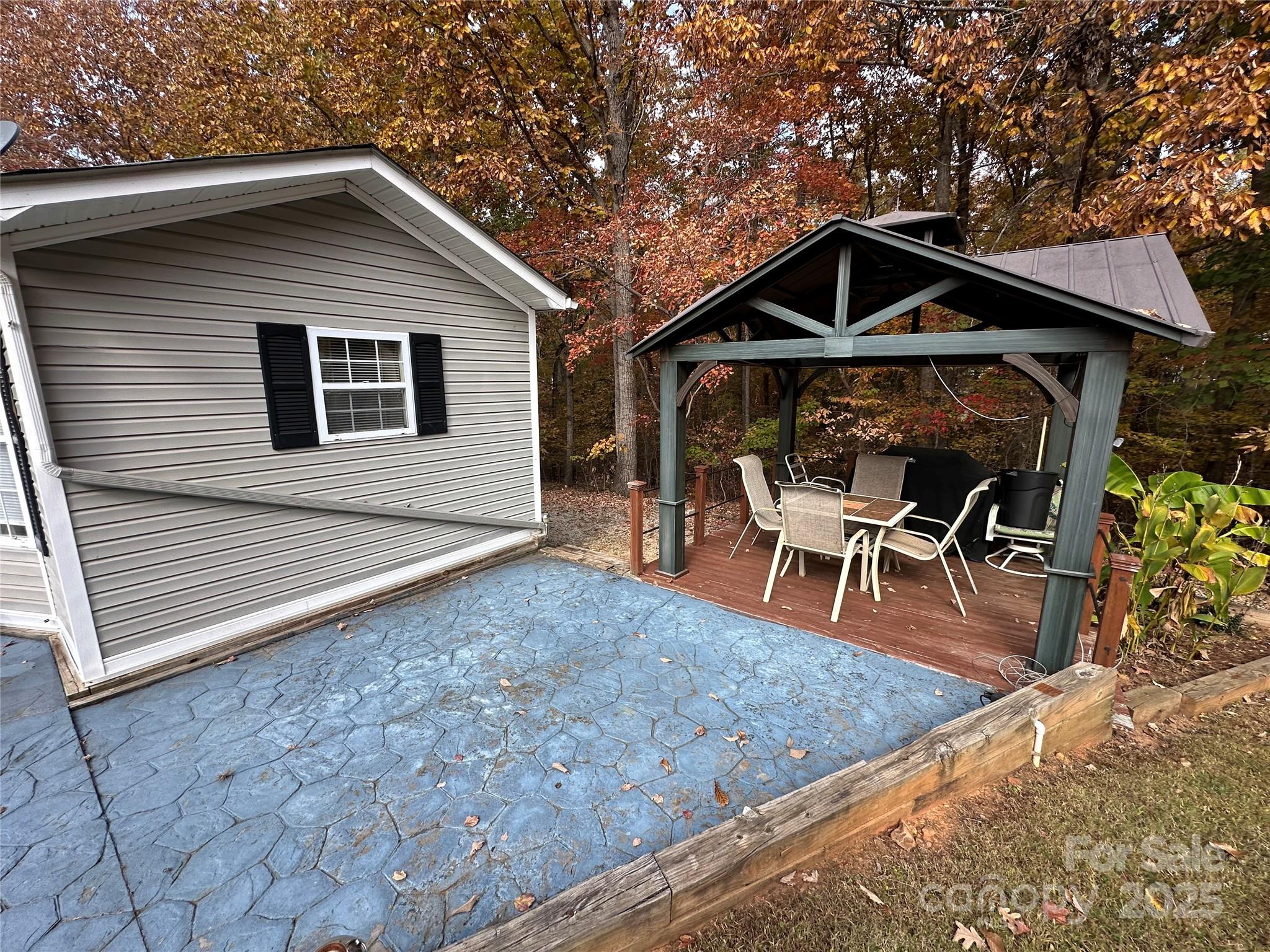 124 Hummingbird Circle New London, NC 28127 - Photo 21 of 48 a backyard of a house with table and chairs