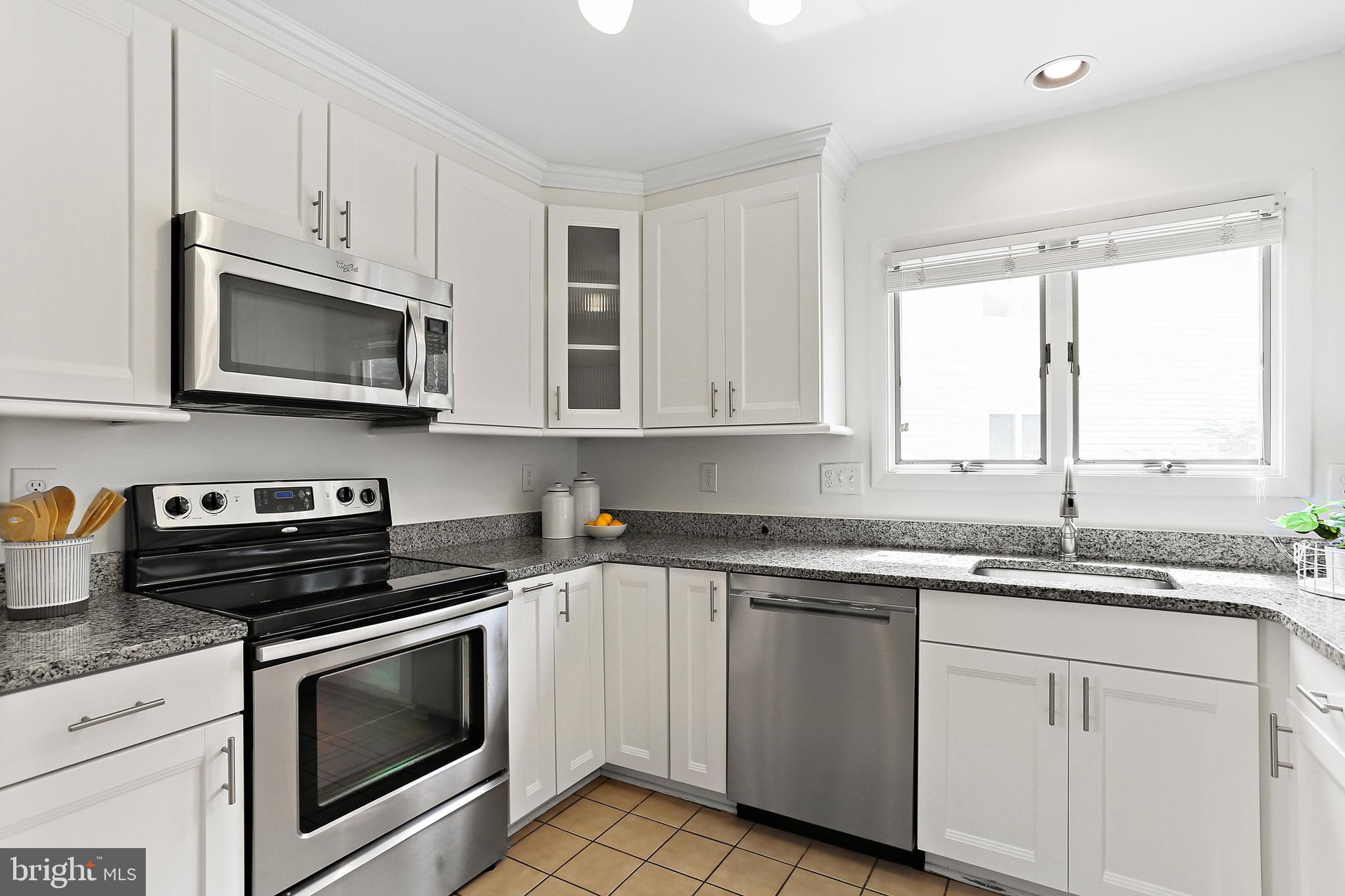 6914 Parchment Rise Columbia, MD 21044 - Photo 12 of 39 Stainless steel appliances & granite countertops