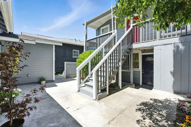 a view of entryway with a front door