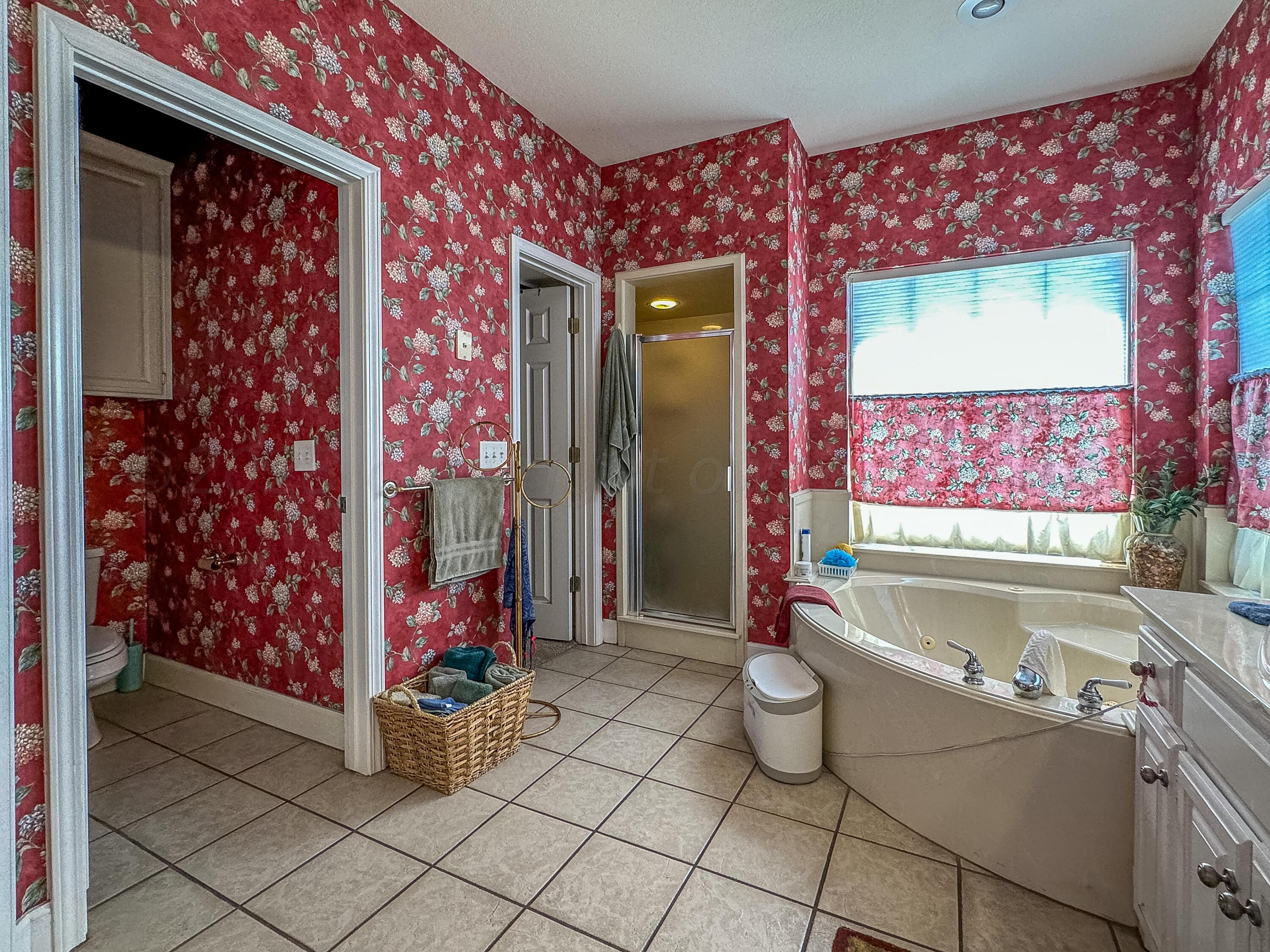 105 St James Street Borger, TX 79007 - Photo 25 of 36 a bathroom with a bathtub and mirror