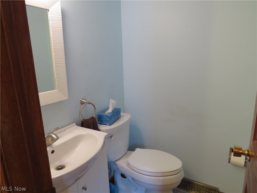 48130 North Ridge Road Amherst, OH 44001 - Photo 8 of 13