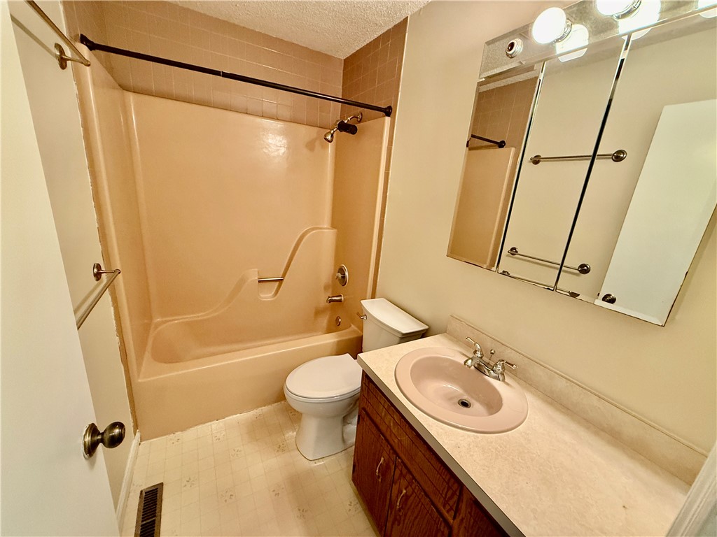 2051 East Mill Stone Road Decatur, IL 62526 - Photo 8 of 14 Gallery Image 8