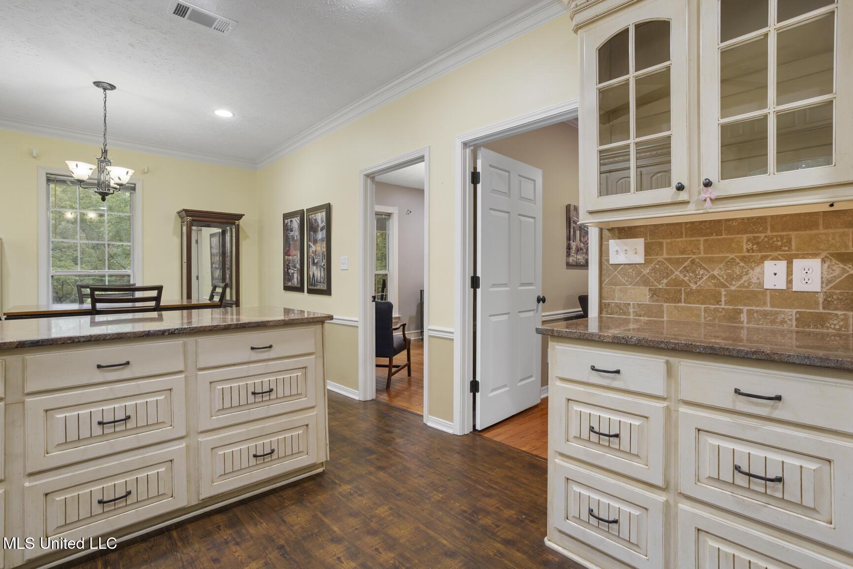 1629 Kimbell Road Terry, MS 39170 - Photo 15 of 47 Bar Seating