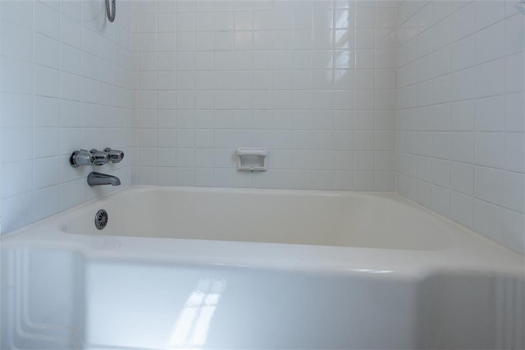 208 Shadowmoor Drive, Unit 208 Decatur, GA 30030 - Photo 18 of 29 a bathroom with a bathtub