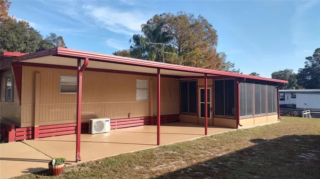 a view of a backyard