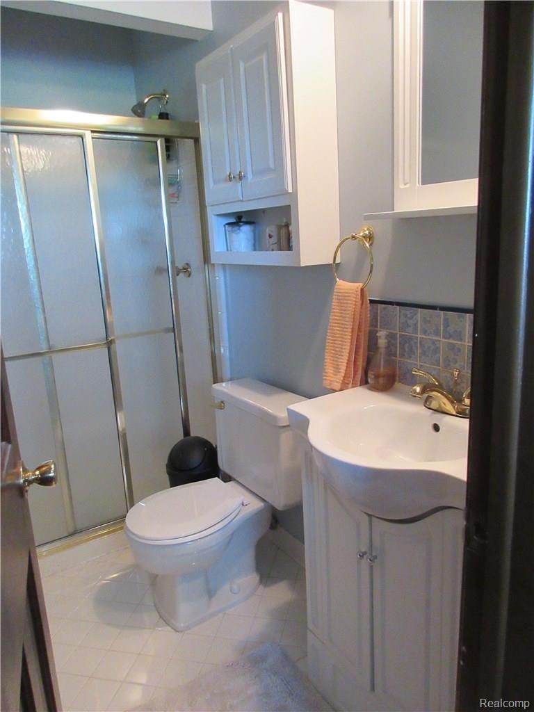 6682 Edgewood Road Canton, MI 48187 - Photo 21 of 27 20 Bathroom 3.JPG
