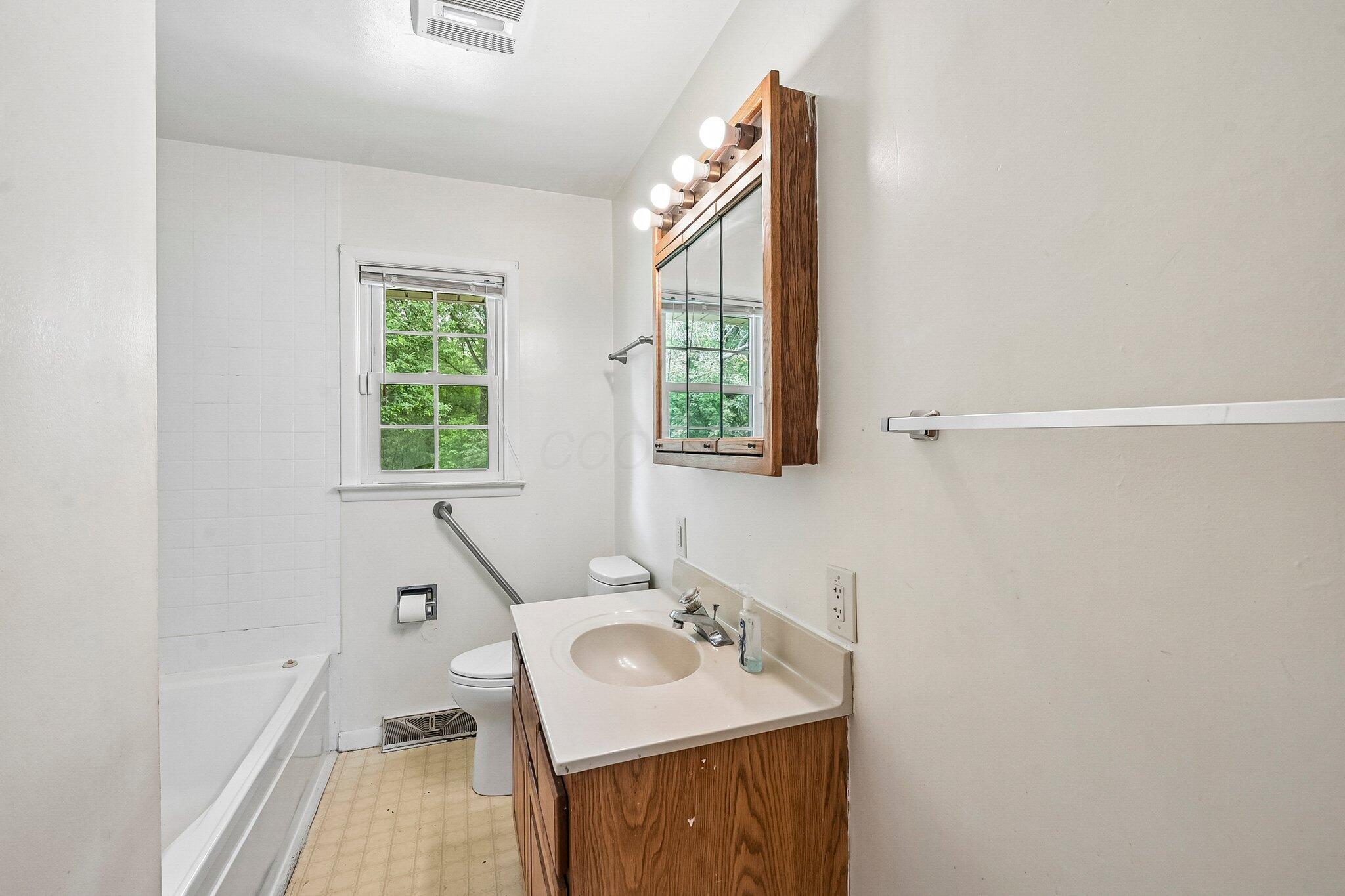 476 Clark State Road Columbus, OH 43230 - Photo 16 of 36 Full Hall Bath