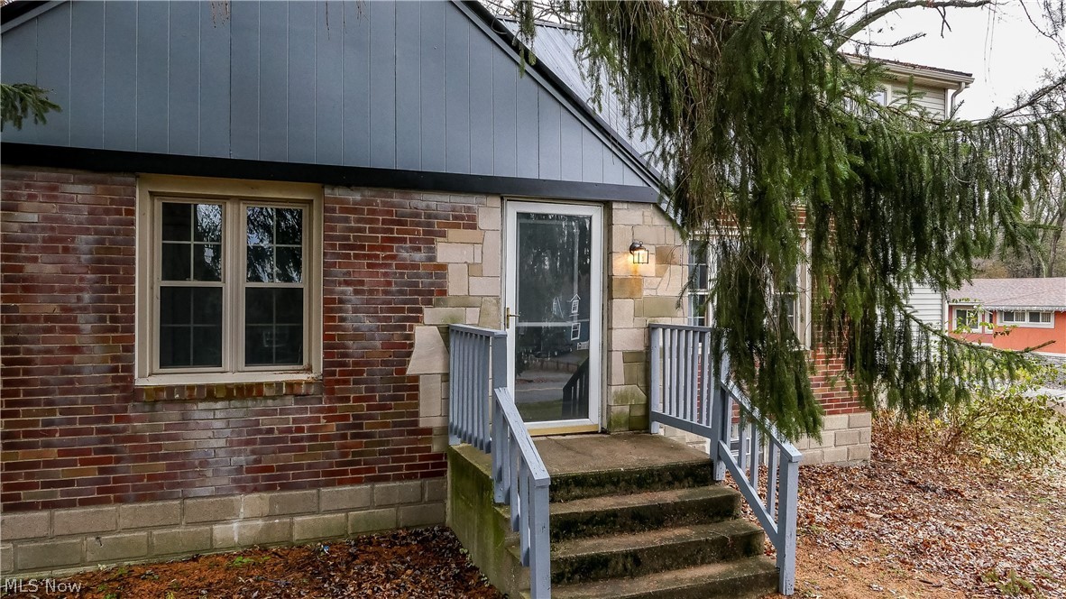 254 Mathews Road Youngstown, OH 44512 - Photo 2 of 33