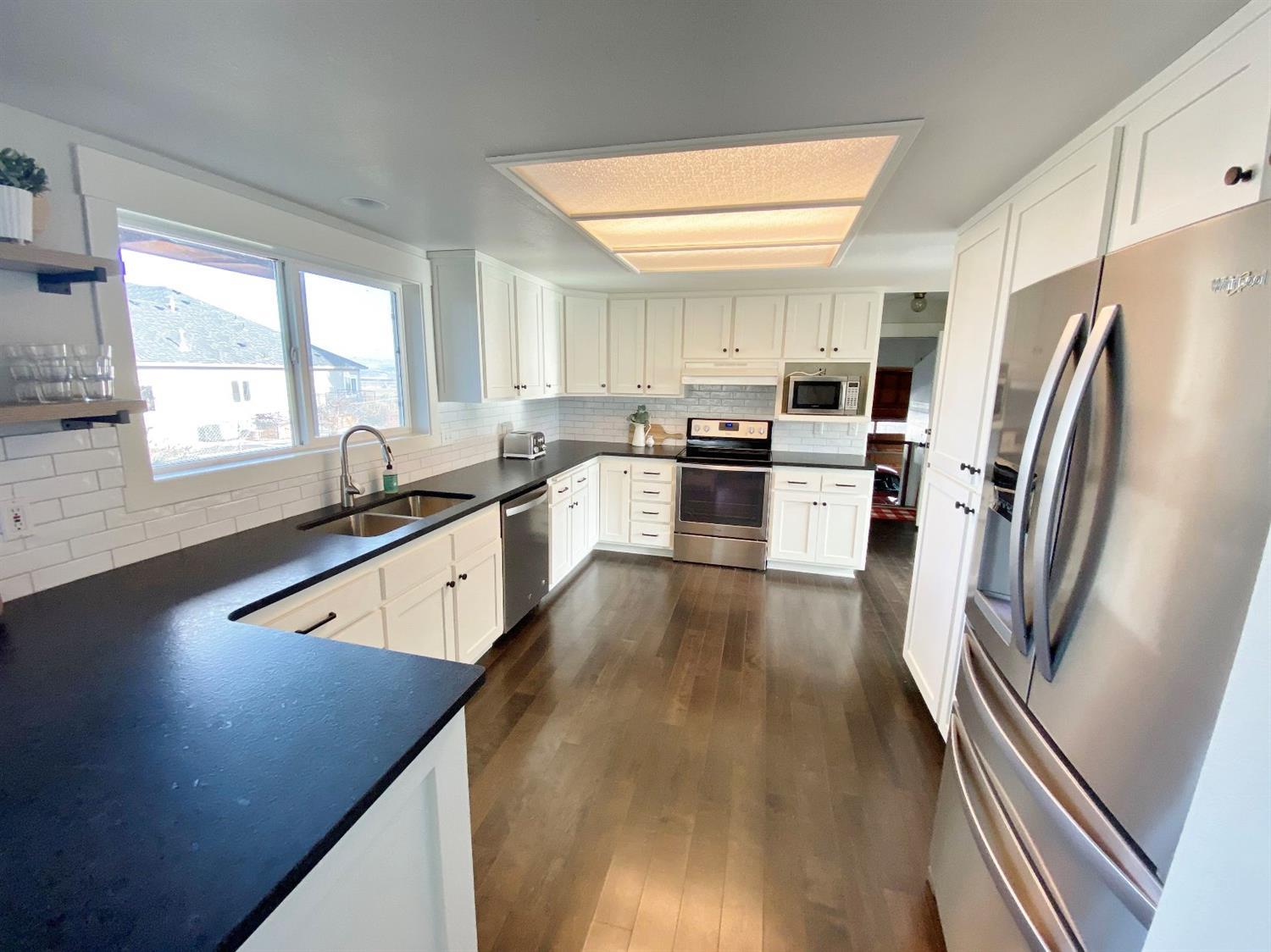 1340 Vawter Road Medford, OR 97501 - Photo 12 of 35 Kitchen from family room. Appliances ar