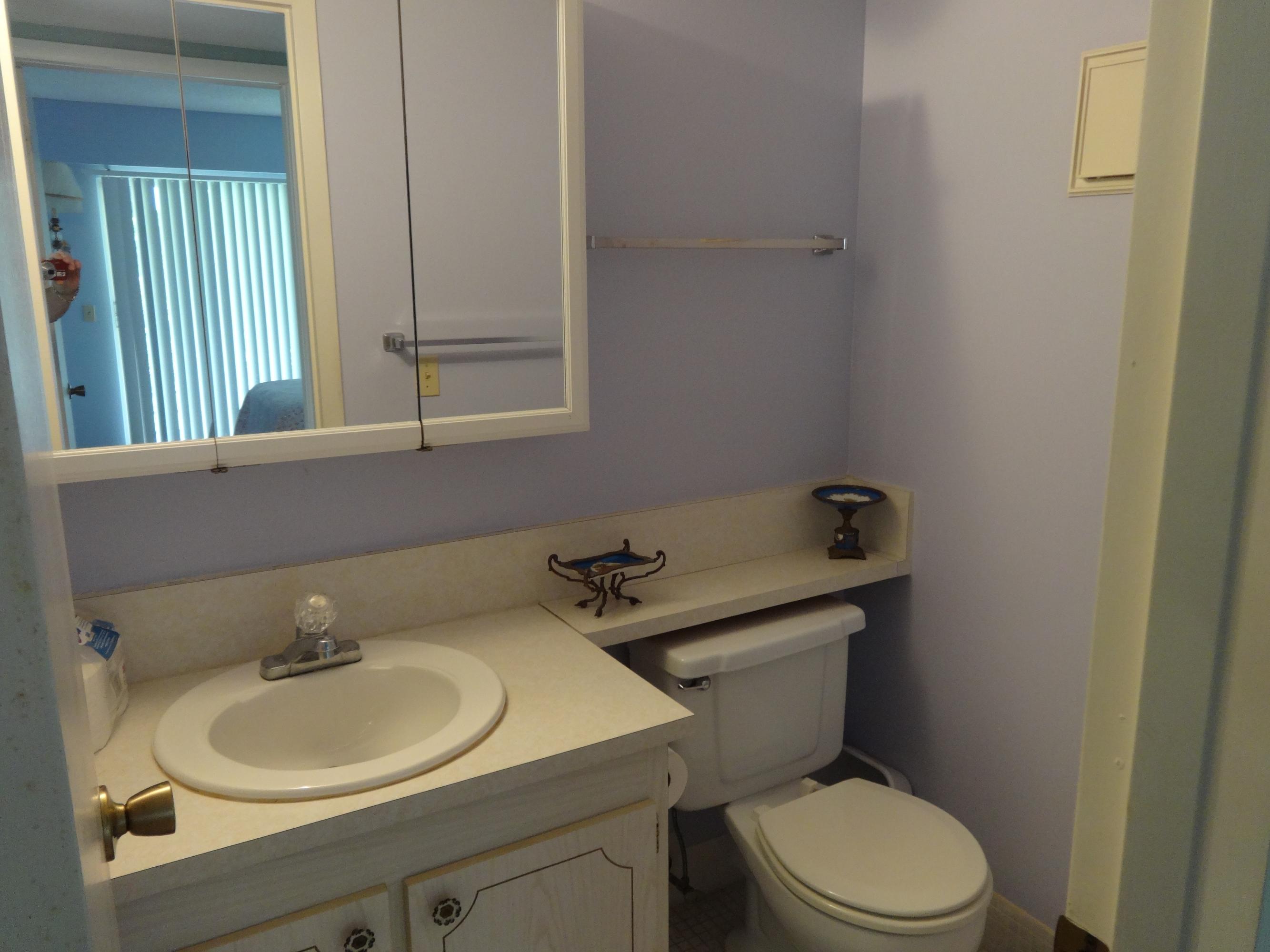 32 Suffolk A Boca Raton, FL 33434 - Photo 5 of 14 HALF BATH 1