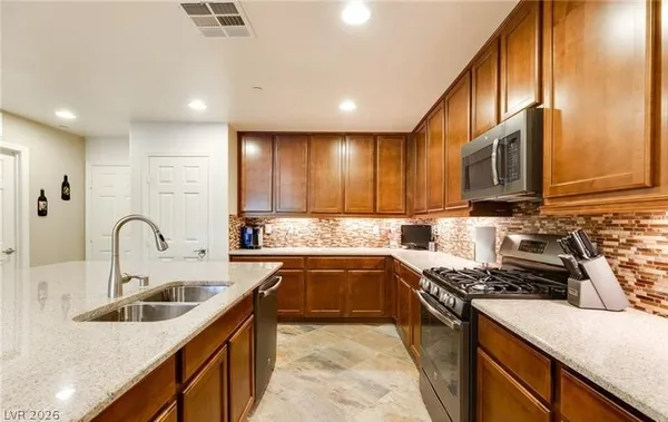 $2,070 | 3008 Bicentennial Parkway, Henderson, NV 89044