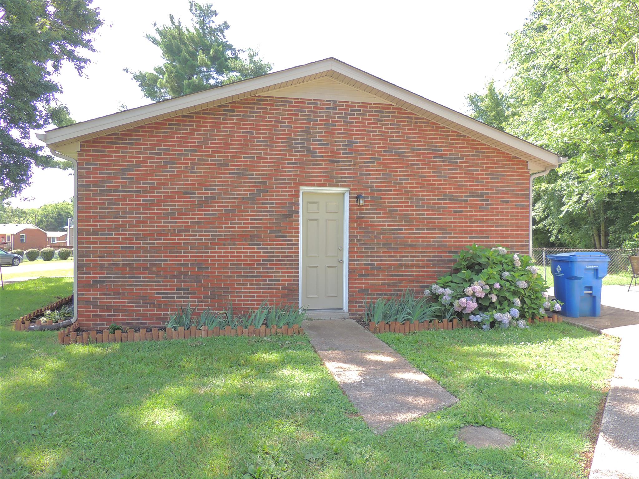 318 Notgrass Road Clarksville, TN 37042 - Photo 4 of 27 a front view of a house with garden