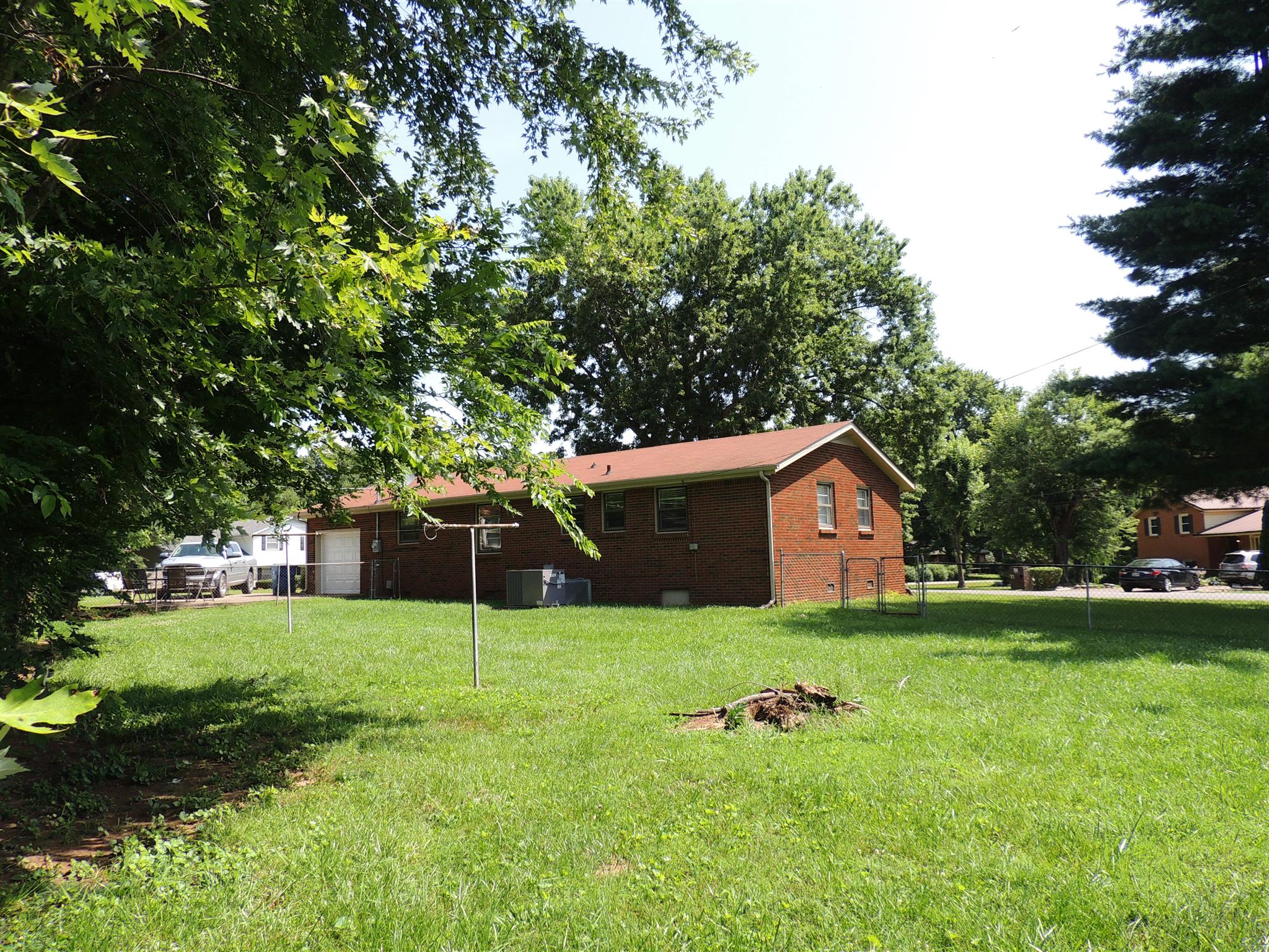 318 Notgrass Road Clarksville, TN 37042 - Photo 5 of 27 a house view with a sitting space and garden