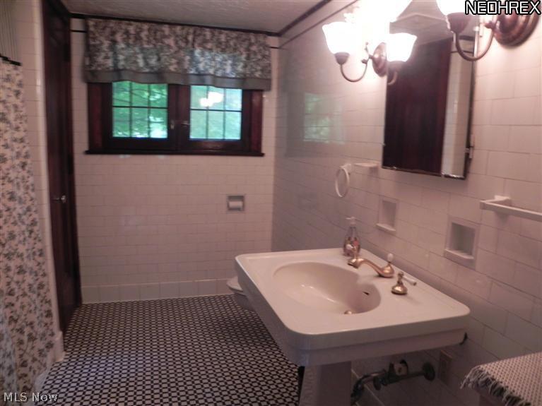 994 Canfield Road Youngstown, OH 44511 - Photo 8 of 14 Nice Full bath