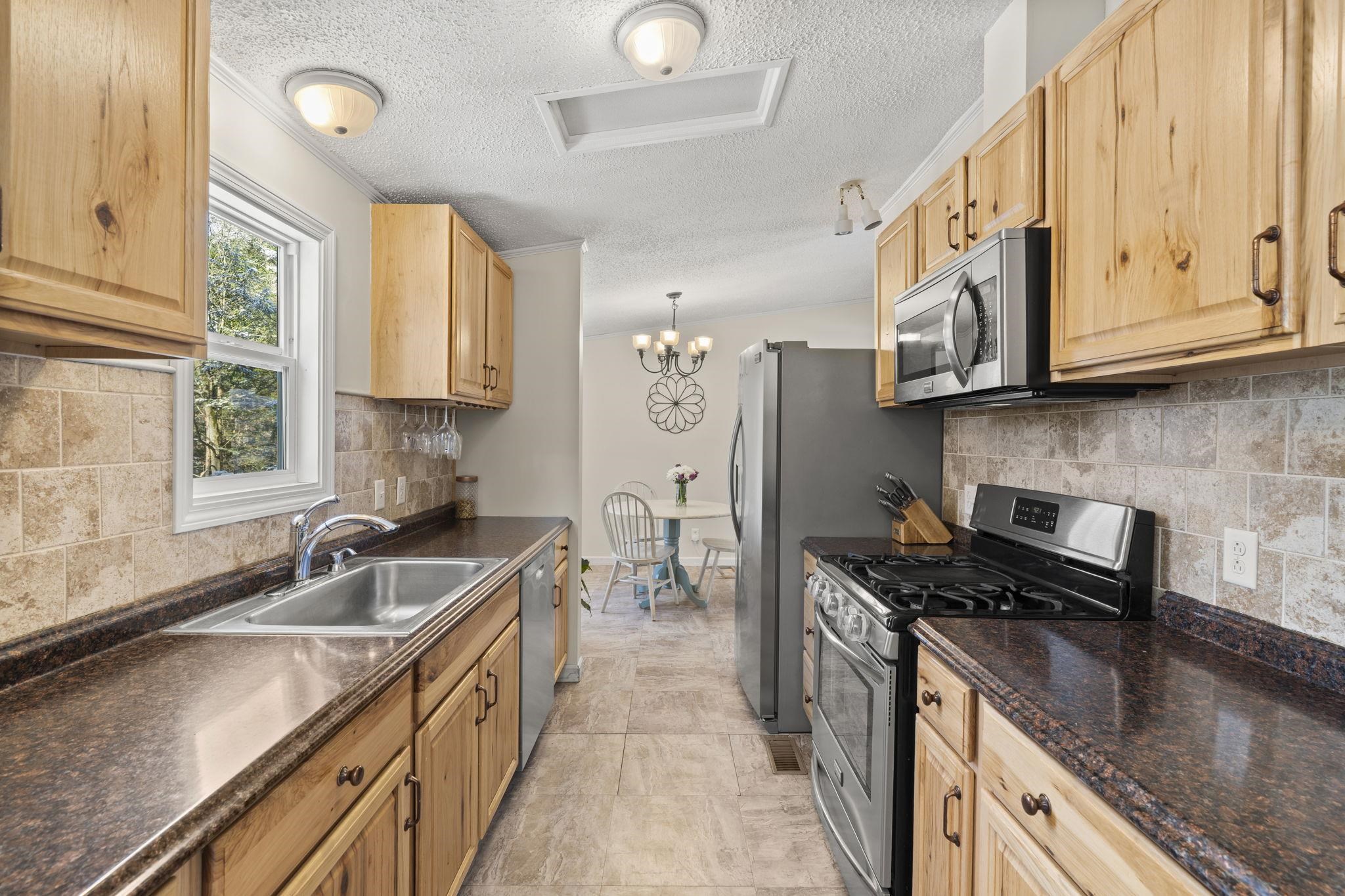 253 Ash Swamp Road Newmarket, NH 03857 - Photo 3 of 10 Gallery Image 3