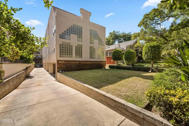 a view of a house with backyard and trees
