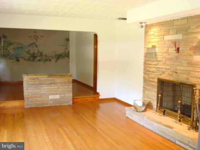 5100 Wheeler Road Temple Hills, MD 20748 - Photo 7 of 22 Living Room