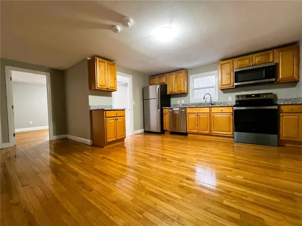 $1,800 | 361 Privilege Street, Unit 2L, Woonsocket, RI 02895