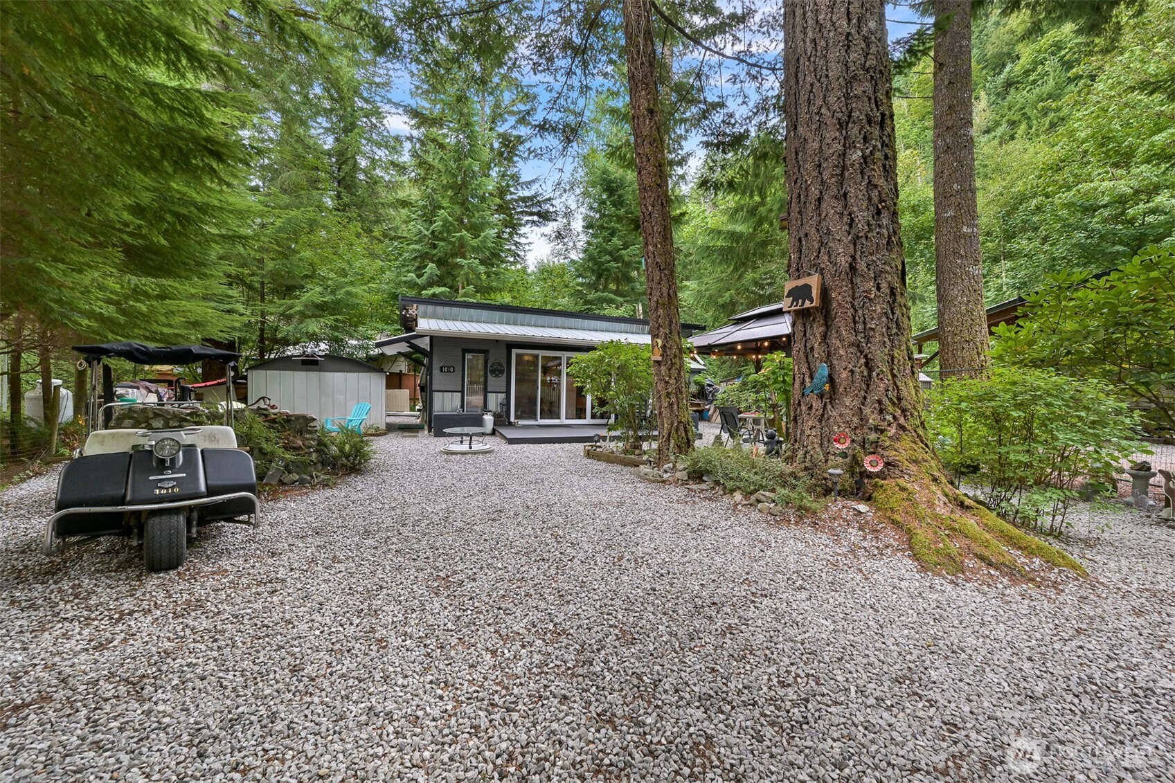1010 Maple Lane Maple Falls, WA 98266 - Photo 19 of 40 a view of a table and chairs in patio