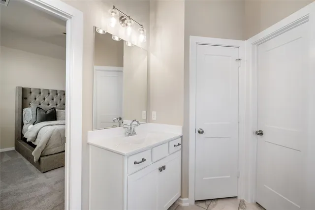 a en suite bathroom with a sink and a mirror