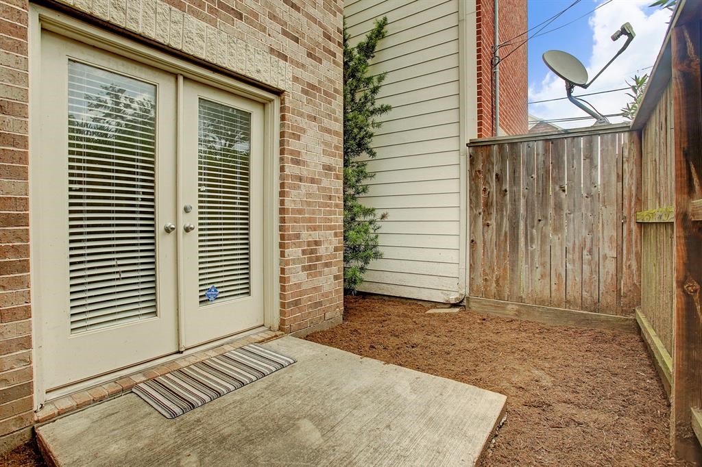 2705 Rutland Street, Unit B Houston, TX 77008 - Photo 2 of 21 Outdoor space, a rare find in the area!