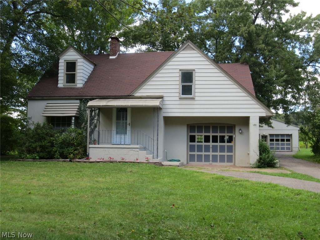 2076 Carson Salt Springs Road Warren, OH 44481 - Photo 1 of 17 Solid cape cod (stucco over block) with a circular driveway
