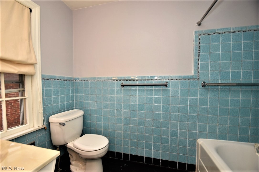 2487 Fenwick Road Cleveland, OH 44118 - Photo 14 of 16 Second floor main bath