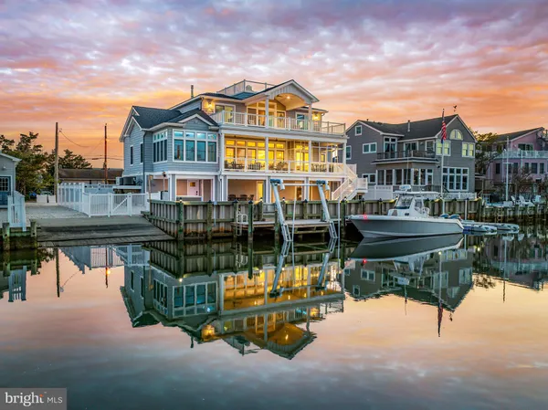 a view of houses with water and lake view