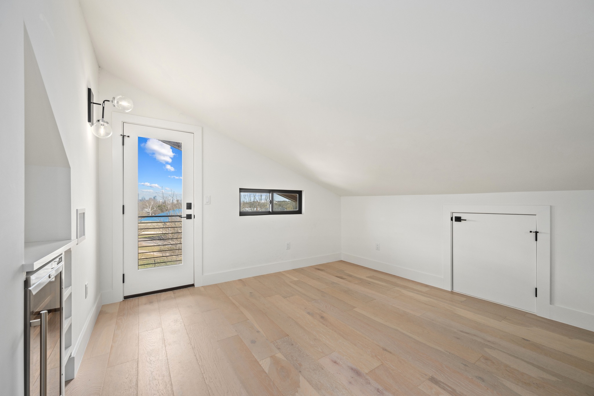 503 Havana Street, Unit A Austin, TX 78704 - Photo 19 of 28 Bonus room with lofted ceiling, wine cooler, and light wood-type flooring
