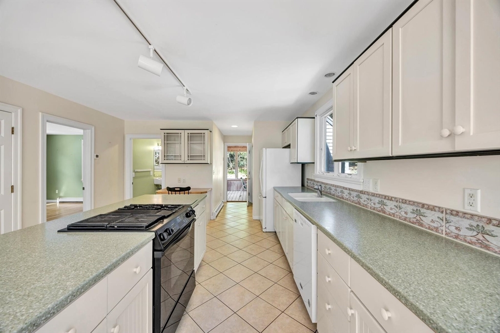 193 Wayside Road Brewster, MA 02645 - Photo 7 of 31 Gallery Image 7