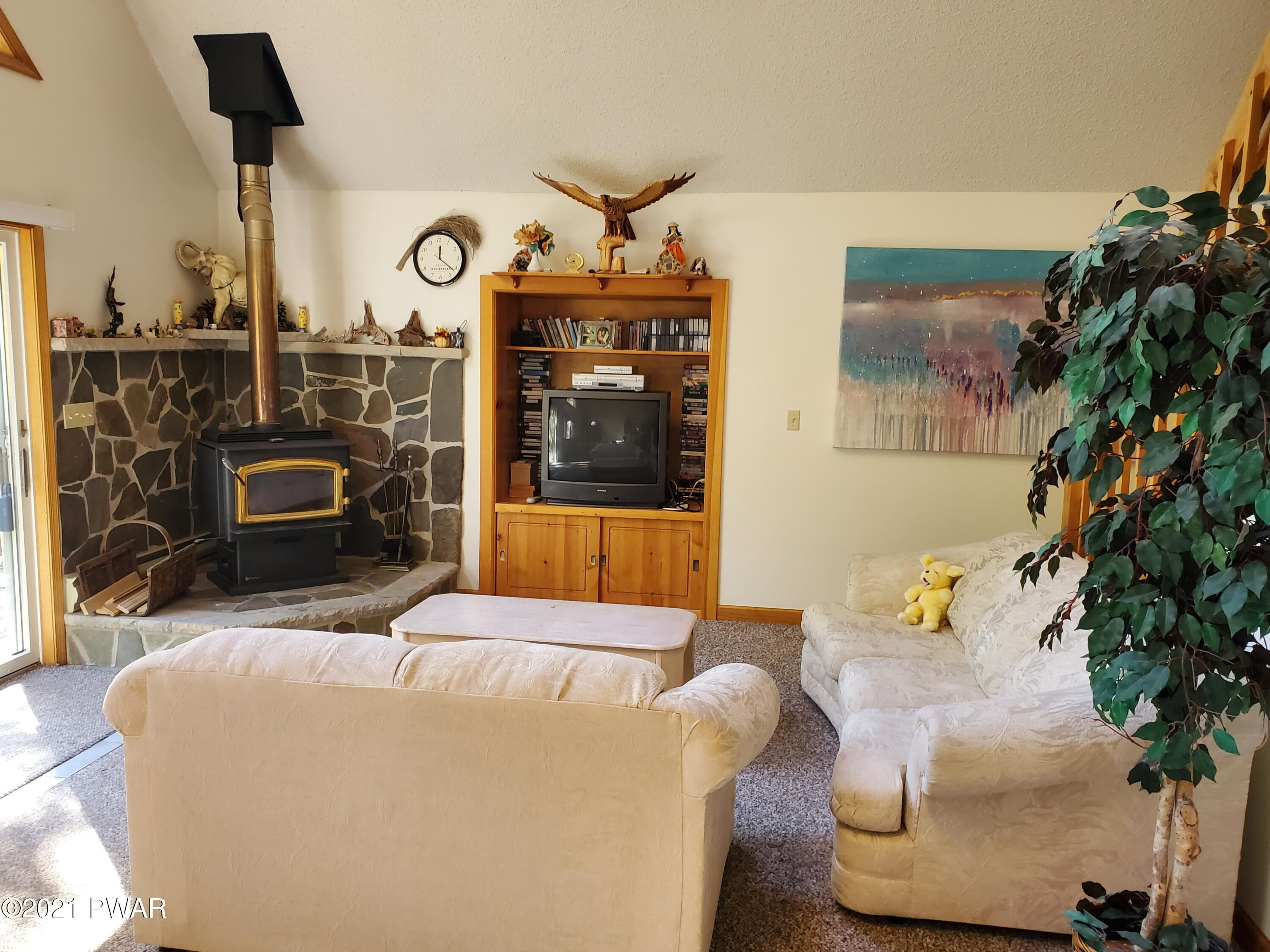189 Forest Ridge Drive Hawley, PA 18428 - Photo 23 of 84 Living