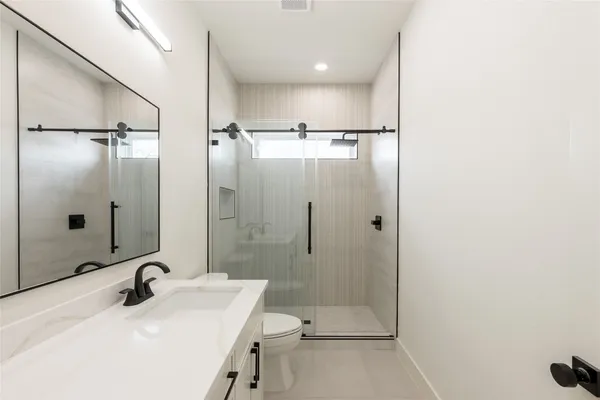 $719,000 | 1122 East 27th Street, Unit B, Houston, TX 77009