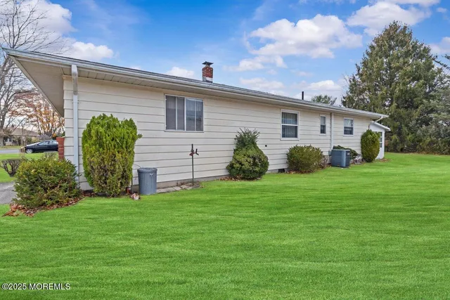 a view of a house with a backyard