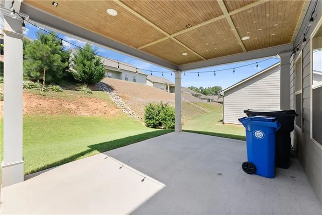 a view of a yard with a house