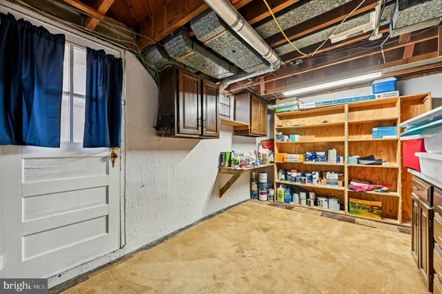 a view of entryway with a wooden fence