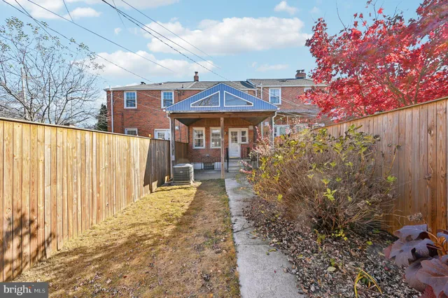 a bench sitting in middle of a yard