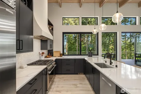 $4,480,000 | 3216 168th Place Southeast, Bellevue, WA 98008