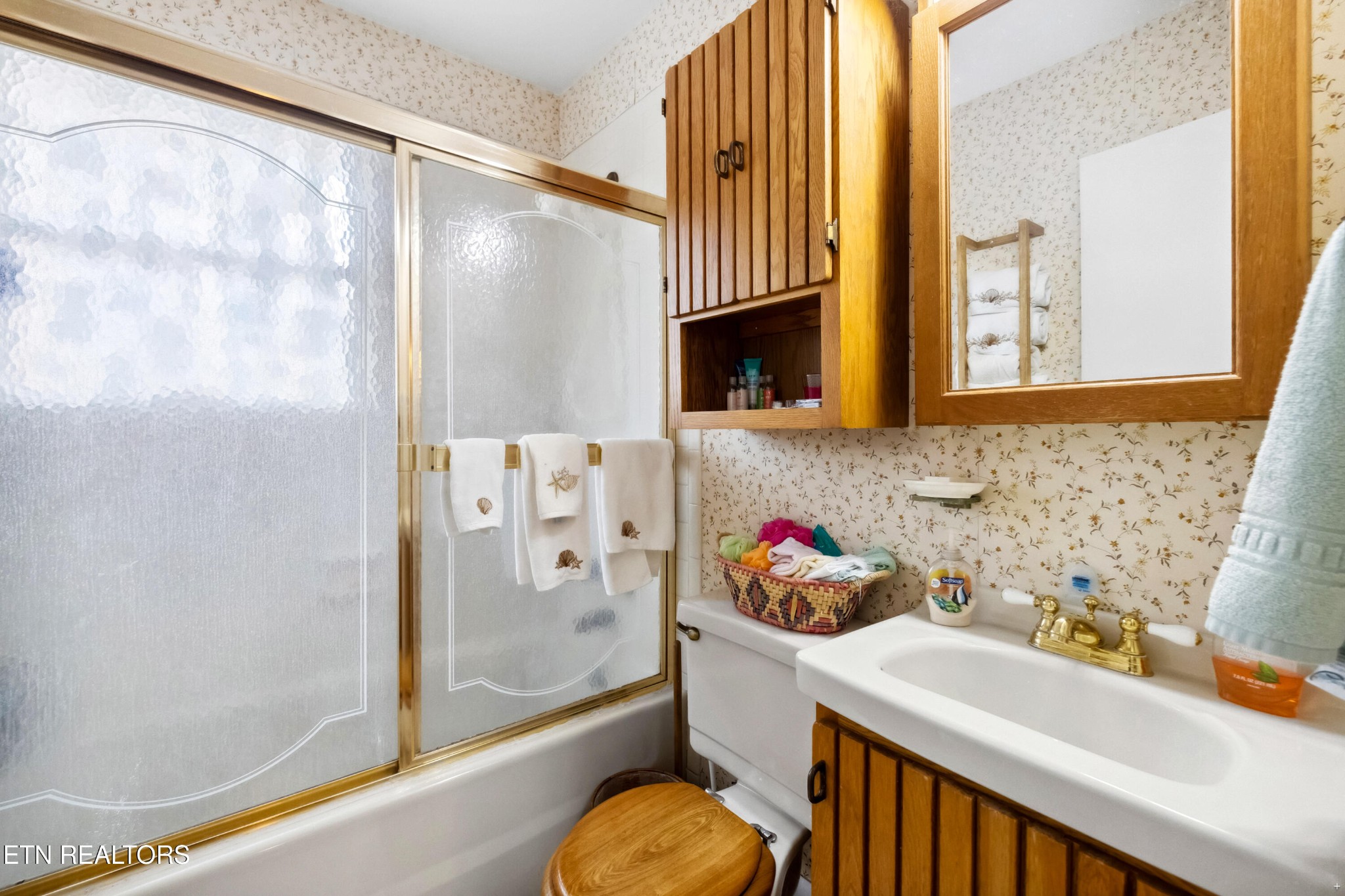 125 Marquette Road Oak Ridge, TN 37830 - Photo 16 of 21 a bathroom with a sink mirror toilet and bathtub