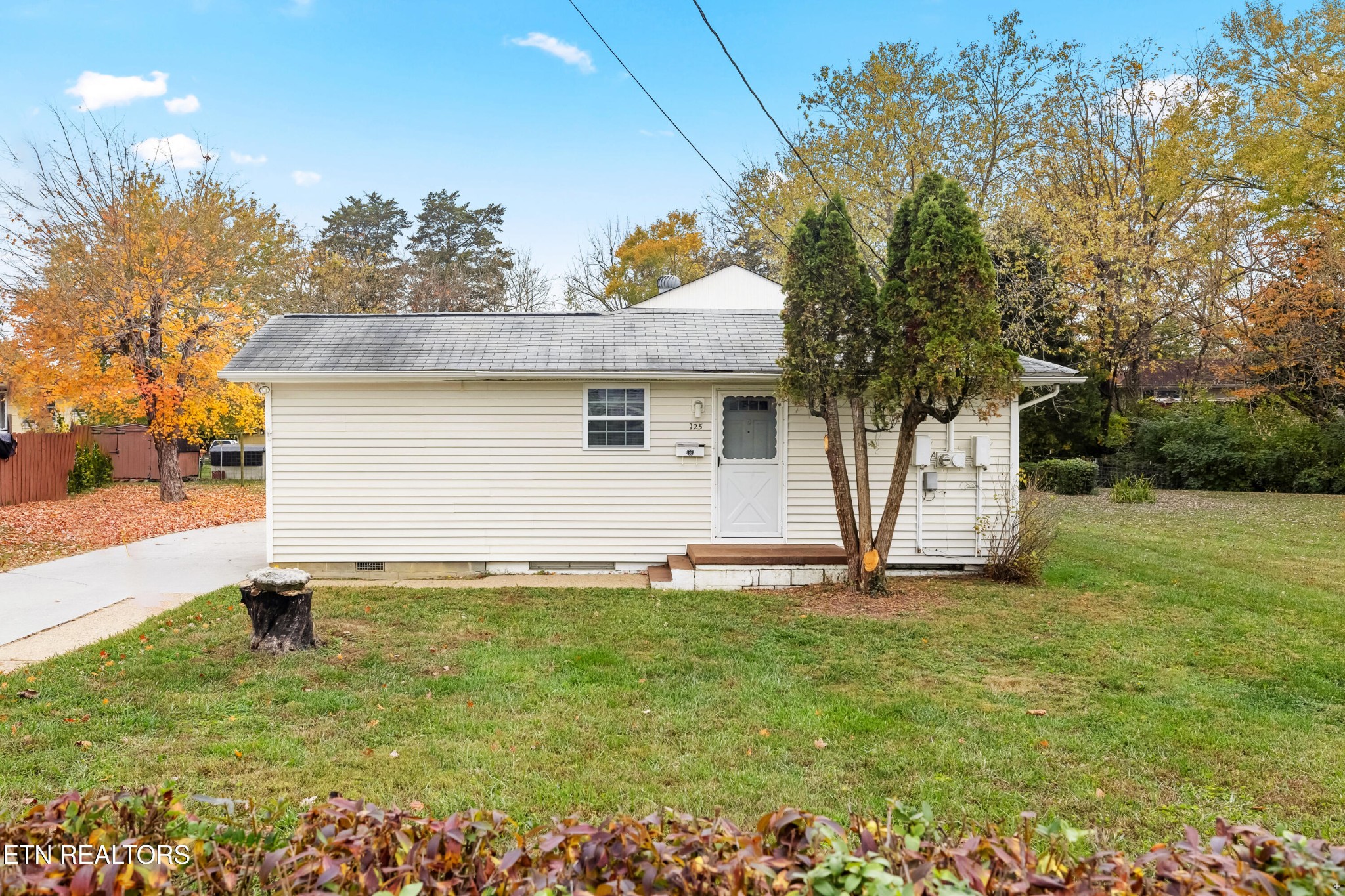 125 Marquette Road Oak Ridge, TN 37830 - Photo 19 of 21 a view of a house with a yard