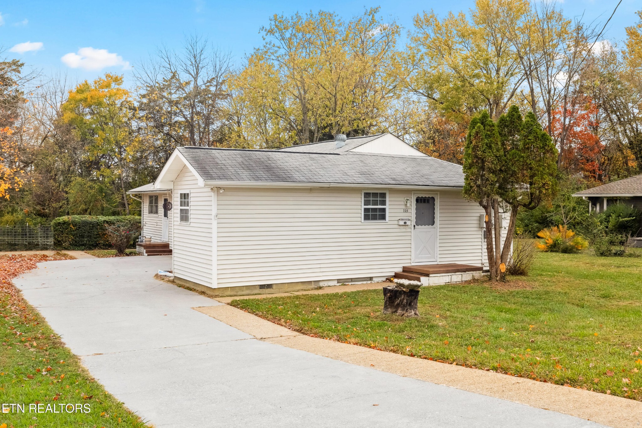 125 Marquette Road Oak Ridge, TN 37830 - Photo 20 of 21 a backyard of a house with yard and outdoor seating