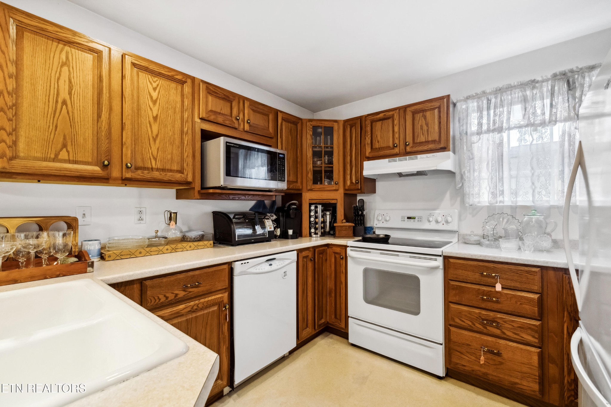 125 Marquette Road Oak Ridge, TN 37830 - Photo 2 of 21 a kitchen with a stove a sink and a microwave