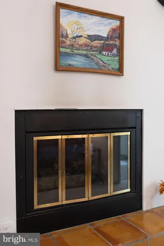 a en suite bathroom with a double vanity sink and a mirror