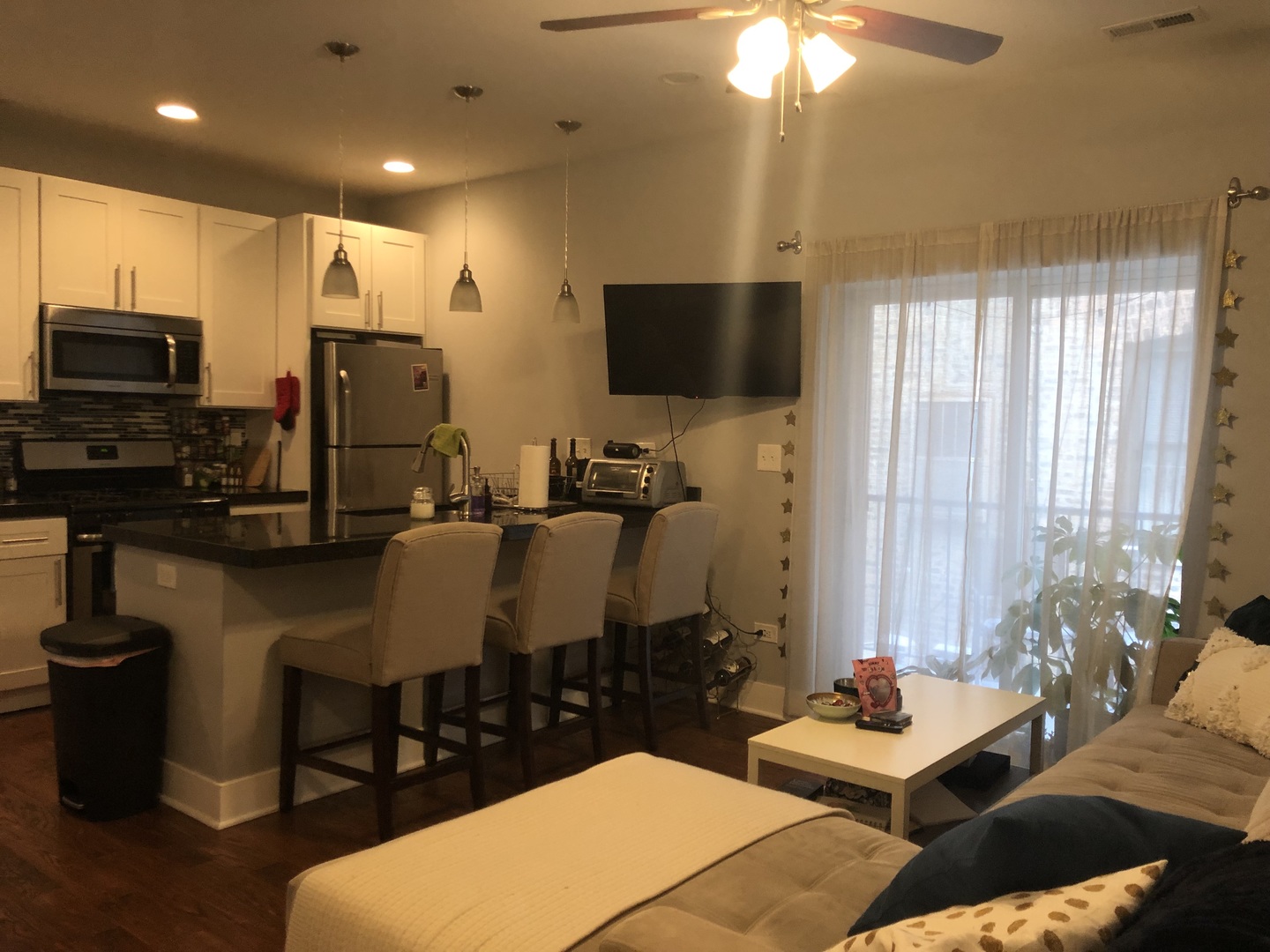 926 West George Street, Unit 3R Chicago, IL 60657 - Photo 11 of 21 a living room with furniture a flat screen tv and kitchen view
