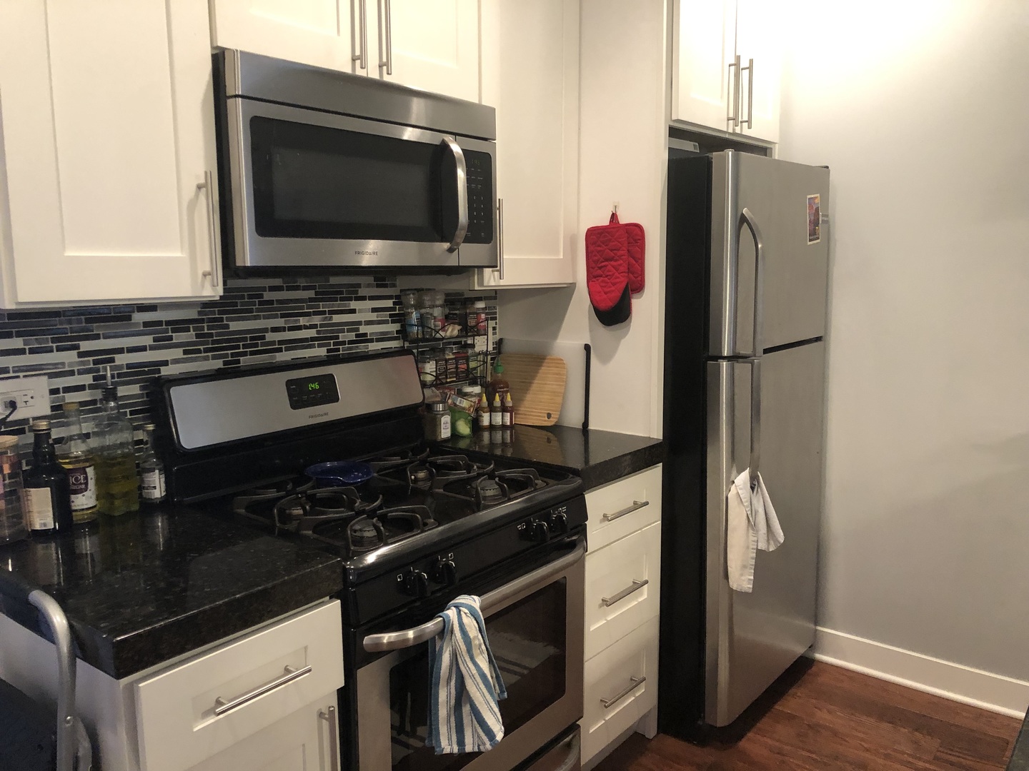 926 West George Street, Unit 3R Chicago, IL 60657 - Photo 12 of 21 a kitchen with a stove and a microwave