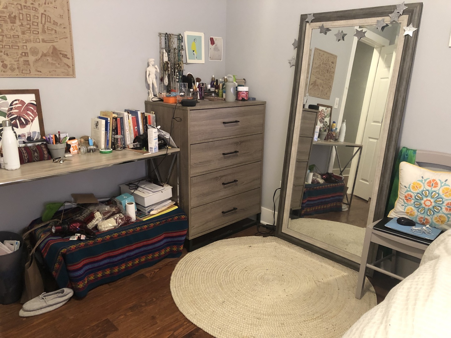 926 West George Street, Unit 3R Chicago, IL 60657 - Photo 6 of 21 a room with toys and dresser