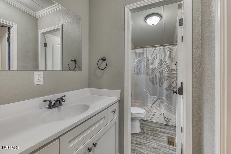 618 Henson Road Bristol, TN 37620 - Photo 13 of 51 618 Henson Rd-17-L