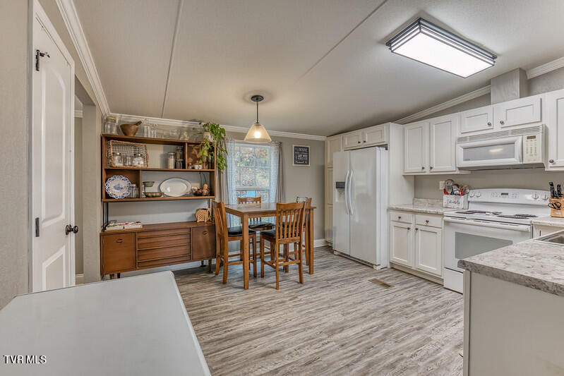 618 Henson Road Bristol, TN 37620 - Photo 5 of 51 618 Henson Rd-9-L